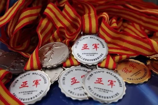 拉塞尔44分字母哥三双 湖人险胜雄鹿重回第九